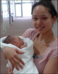 ソニンが赤ちゃんを抱いている画像