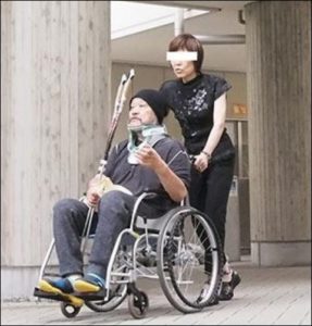 西田敏行の車椅子画像